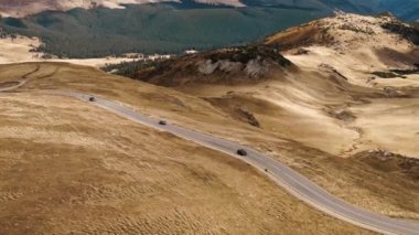 Romanya 'da doğanın insansız hava aracı görüntüsü. Karpat dağları, seyrek bitki örtüsü, arabalı Transalpina yolu.
