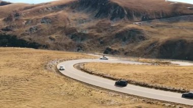 Romanya 'da doğanın insansız hava aracı görüntüsü. Karpat dağları, seyrek bitki örtüsü, arabalı Transalpina yolu.