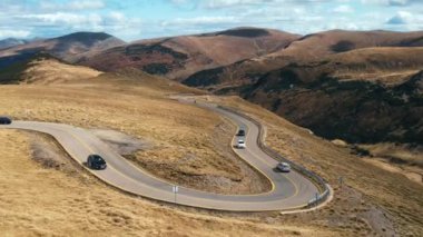 Romanya 'da doğanın insansız hava aracı görüntüsü. Karpat dağları, seyrek bitki örtüsü, arabalı Transalpina yolu.