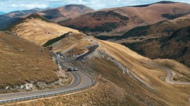 Romanya 'da doğanın insansız hava aracı görüntüsü. Karpat dağları, seyrek bitki örtüsü, arabalı Transalpina yolu.