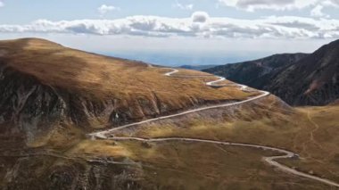 Romanya 'da doğanın insansız hava aracı görüntüsü. Karpat dağları, seyrek bitki örtüsü, arabalı Transalpina yolu.