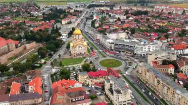 Romanya 'nın Fagaras kentinin insansız hava aracı görüntüsü. Aziz John Kilisesi Vaftizci ve Fagaras Kalesi, birden fazla bina, yollar