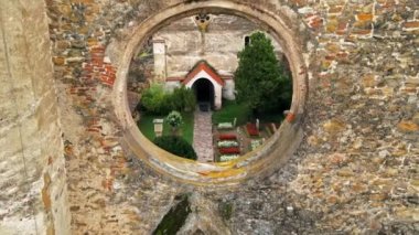 Romanya 'daki ortaçağ manastırının kalıntılarının insansız hava aracı görüntüsü. Carta Manastırı, Ortaçağ Buidlings, Yeşillik