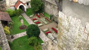 Romanya 'daki ortaçağ manastırının kalıntılarının insansız hava aracı görüntüsü. Carta Manastırı, Ortaçağ Buidlings, Yeşillik