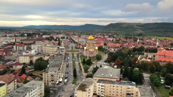 ルーマニアのファガラスの空中ドローンビュー 洗礼者ヨハネ教会 複数の建物 — ストック動画