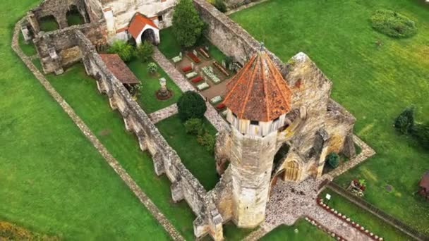Letecký pohled na trosky středověkého cisterciáckého opatství v Rumunsku. Klášter Carta, středověké buidling, zeleň
