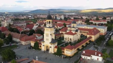 Romanya 'nın Alba-Iulia kentindeki Alba Carolina Kalesi' nin insansız hava aracı görüntüsü. Şehir manzarası, birden fazla bina, kilise, insanlar.