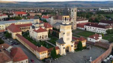 Romanya 'nın Alba-Iulia kentindeki Alba Carolina Kalesi' nin insansız hava aracı görüntüsü. Şehir manzarası, birden fazla bina, kilise, insanlar.