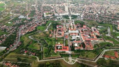 Romanya 'nın Alba-Iulia kentindeki Alba Carolina Kalesi' nin insansız hava aracı görüntüsü. Şehir manzarası, birden fazla bina