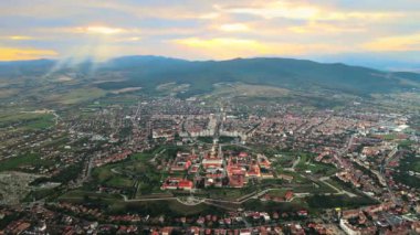 Romanya 'nın Alba-Iulia kentindeki Alba Carolina Kalesi' nin insansız hava aracı görüntüsü. Şehir manzarası, birden fazla bina, godriler, tepeler