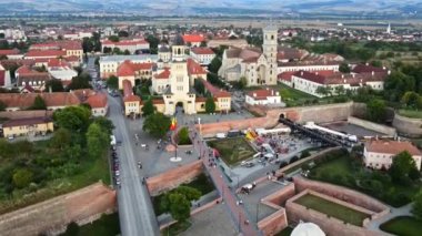 Romanya 'nın Alba-Iulia kentindeki Alba Carolina Kalesi' nin insansız hava aracı görüntüsü. Şehir manzarası, birden fazla bina, kilise, insan
