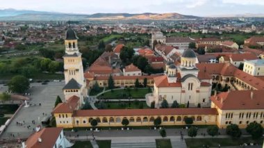 Romanya 'nın Alba-Iulia kentindeki Alba Carolina Kalesi' nin insansız hava aracı görüntüsü. Şehir manzarası, birden fazla bina, kilise, insan