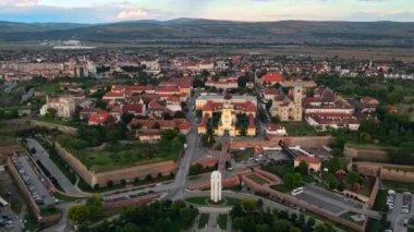 Romanya 'nın Alba-Iulia kentindeki Alba Carolina Kalesi' nin insansız hava aracı görüntüsü. Şehir manzarası, birden fazla bina