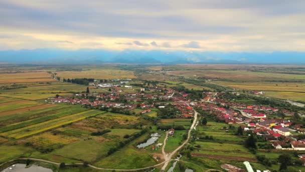 从空中俯瞰罗马尼亚的卡塔 背景是乡村建筑 喀尔巴阡山脉 — 图库视频影像