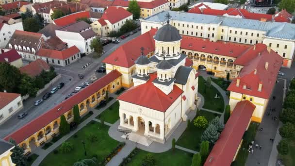 位于罗马尼亚阿尔巴 尤利娅的阿尔巴卡罗莱纳城堡的无人驾驶飞机图像 城市景观 多座建筑物 — 图库视频影像