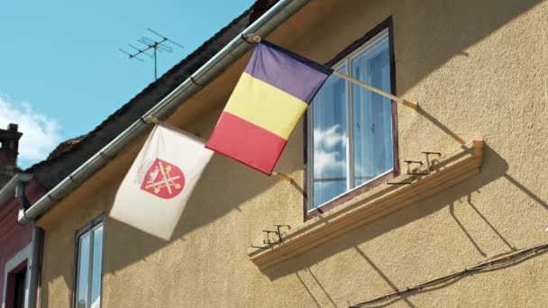 Πρόσοψη Κτιρίου Εθνικές Και Άλλες Σημαίες Πόλη Ρουμανία — Αρχείο Βίντεο