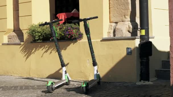 Sibiu Roménia Setembro 2021 Scooters Cal Elétricos Estacionados Uma Rua — Vídeo de Stock