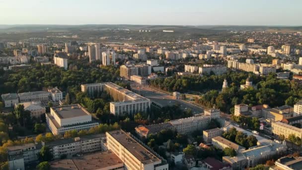 Luchtdrone Zicht Chisinau Centrum Bij Zonsondergang Panoramisch Uitzicht Central Park — Stockvideo