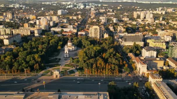 日落时从空中俯瞰基希讷乌市中心 中央公园全景 大教堂 政府的许多绿地 建筑物 摩尔多瓦 — 图库视频影像