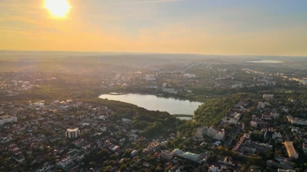 Vista Aérea Del Dron Chisinau Atardecer Parque Con Exuberante Vegetación — Vídeo de stock