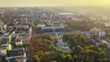 Chisinau 'nun gün batımında hava aracı görüntüsü. Central Park manzarası, Katedral, hükümet bir sürü yeşillik, binalar. Moldova