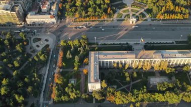 Chisinau 'nun gün batımında hava aracı görüntüsü. Panorama manzaralı hükümet, Zafer kemeri, bir sürü yeşillik, binalar. Moldova