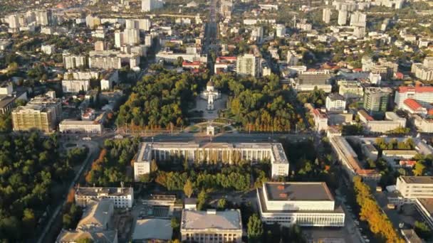 Chisinau Nun Gün Batımında Hava Aracı Görüntüsü Central Park Manzarası — Stok video