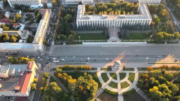 日没時にチシナウのダウンタウンの空中ドローンビュー パノラマビュー政府 勝利のアーチ 緑の多くは モルドバ — ストック動画