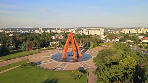 Chisinau Moldova 2021年9月7日 日没時のメモリアルコンプレックス永遠の空中ドローンビュー 永遠の火と記念碑 緑の周り モルドバ — ストック動画