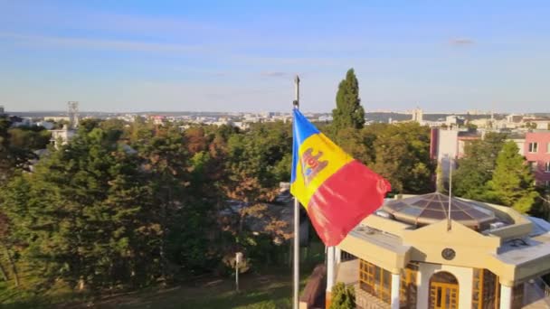 Chisinau Moldova Σεπτεμβριου 2021 Αεροφωτογραφία Drone Της Εθνικής Σημαίας Στο — Αρχείο Βίντεο