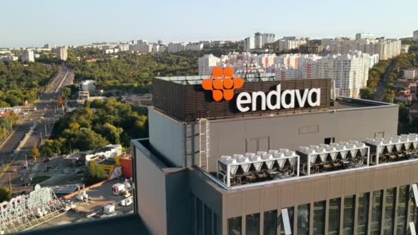 Chisinau Moldova 2021年9月7日 屋根の上にEndavaロゴを持つモダンなオフィスビルの空中ドローンビュー 背景の都市景観 — ストック動画