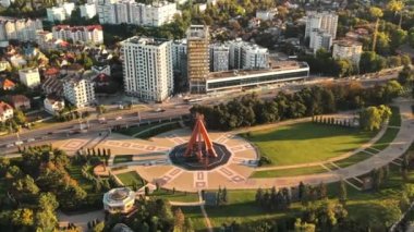 CHISINAU, MOLDOVA - 7 Eylül 2021: Chisinau 'daki Sonsuz Anma Kompleksi' nin hava aracı görüntüsü. Etrafında sonsuz ateş ve yeşillik olan anıt.