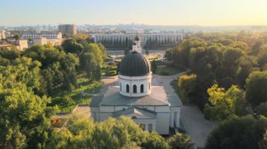 Chisinau şehir merkezindeki hava aracı görüntüsü. Central Park manzarası, Katedral, çan kulesi, bir sürü yeşillik, yürüyen insanlar, binalar. Moldova