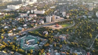 CHISINAU, MOLDOVA - 7 Eylül 2021: Chisinau 'daki Sonsuz Anma Kompleksi' nin hava aracı görüntüsü. Şehir manzarası, hapishane, sonsuz ateş ve yeşillik dolu anıt..