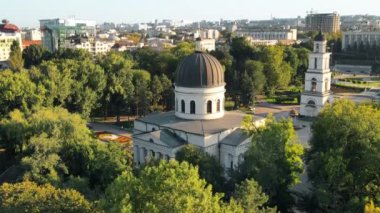 Chisinau şehir merkezindeki hava aracı görüntüsü. Central Park manzarası, Katedral, çan kulesi, bir sürü yeşillik, yürüyen insanlar, binalar. Moldova