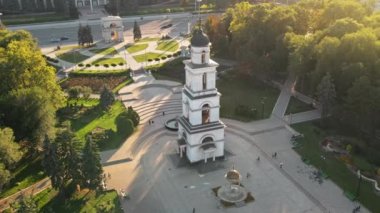 Chisinau şehir merkezindeki hava aracı görüntüsü. Central Park manzarası, çan kulesi, bir sürü yeşillik, yürüyen insanlar, arabalı yollar. Moldova