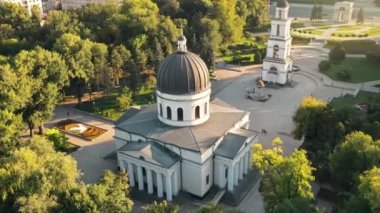 Chisinau şehir merkezindeki hava aracı görüntüsü. Central Park manzarası, Katedral, çan kulesi, bir sürü yeşillik, yürüyen insanlar. Moldova