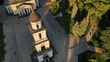 Chisinau 'nun gün batımında hava aracı görüntüsü. Central Park manzarası, Katedral, çan kulesi, bir sürü yeşillik, yürüyen insanlar. Moldova