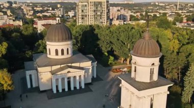 Chisinau 'nun gün batımında hava aracı görüntüsü. Central Park manzarası, Katedral, çan kulesi, bir sürü yeşillik, yürüyen insanlar, binalar. Moldova