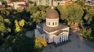 Chisinau 'nun gün batımında hava aracı görüntüsü. Central Park manzarası, Katedral, bir sürü yeşillik, yürüyen insanlar. Moldova