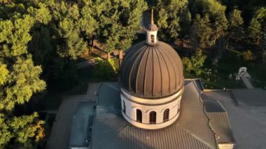 Chisinau 'nun gün batımında hava aracı görüntüsü. Central Park manzarası, Katedral, çan kulesi, bir sürü yeşillik, yürüyen insanlar. Moldova
