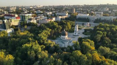 Chisinau 'nun gün batımında hava aracı görüntüsü. Central Park manzarası, Katedral, çan kulesi, bir sürü yeşillik, yürüyen insanlar, binalar. Moldova