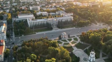 Chisinau 'nun gün batımında hava aracı görüntüsü. Central Park manzarası, Katedral, çan kulesi, bir sürü yeşillik, yürüyen insanlar, binalar, hükümet. Moldova
