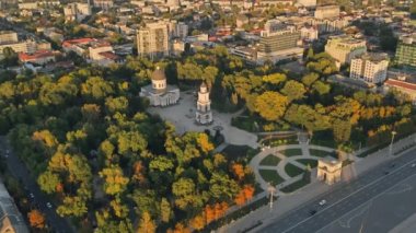 Chisinau şehir merkezindeki hava aracı görüntüsü. Central Park manzarası, Katedral, çan kulesi, bir sürü yeşillik, yürüyen insanlar, binalar. Moldova