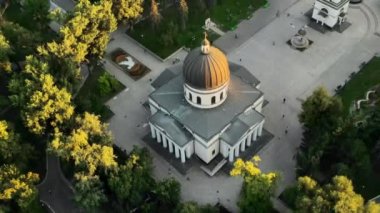 Chisinau 'nun gün batımında hava aracı görüntüsü. Central Park manzarası, Katedral, çan kulesi, bir sürü yeşillik, yürüyen insanlar. Moldova
