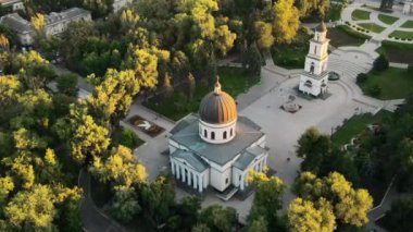 Chisinau 'nun gün batımında hava aracı görüntüsü. Central Park manzarası, Katedral, çan kulesi, bir sürü yeşillik, yürüyen insanlar. Moldova
