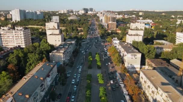 Chisinau Moldova 2021年9月9日 日没時のダウンタウンの空中ドローンビュー 複数の建物 交通と緑豊かな木々の道路のパノラマビュー — ストック動画