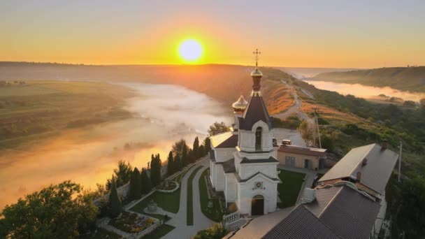 日落时从空中俯瞰老奥赫人 有河流和雾的山谷 修道院座落在摩尔多瓦的一座山上 — 图库视频影像