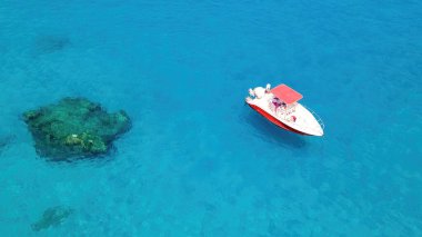 Yunanistan 'ın Zakynthos kıyısında demirlemiş bir teknenin insansız hava aracı görüntüsü. İyon denizinin mavi ve şeffaf suları