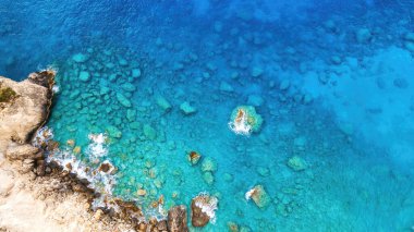 Yunanistan 'ın Zakynthos kentindeki İyon Denizi kıyılarının insansız hava aracı görüntüsü. Rocky cliff, mavi su. Dikey görünüm